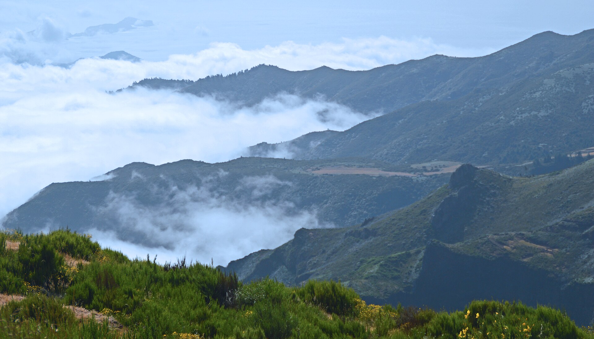 Mar de nuvens visto do Pico do Arieiro ao amanhecer, na Madeira