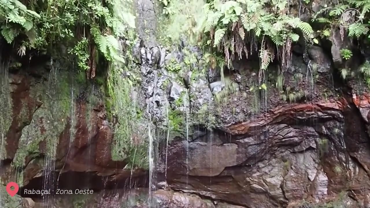 A lagoa das 25 Fontes, em Rabaçal, na Madeira, com dezenas de pequenas cascatas a desaguar numa piscina natural